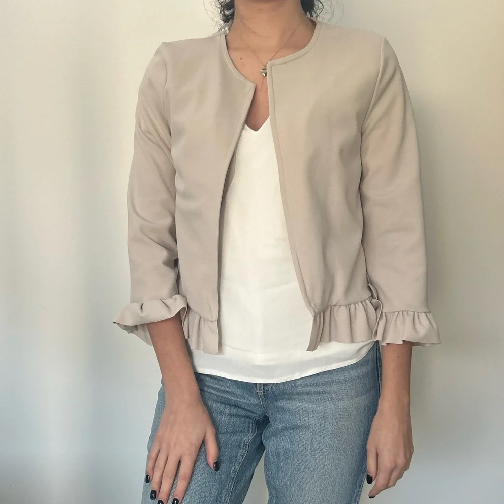 Beige Ruffle Blazer Jacket / Size 2 US - Picture 3 of 6
